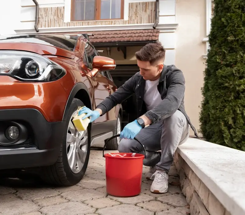 Lavage auto à domicile Brunstatt-Didenheim : professionnel intervenant sur un véhicule